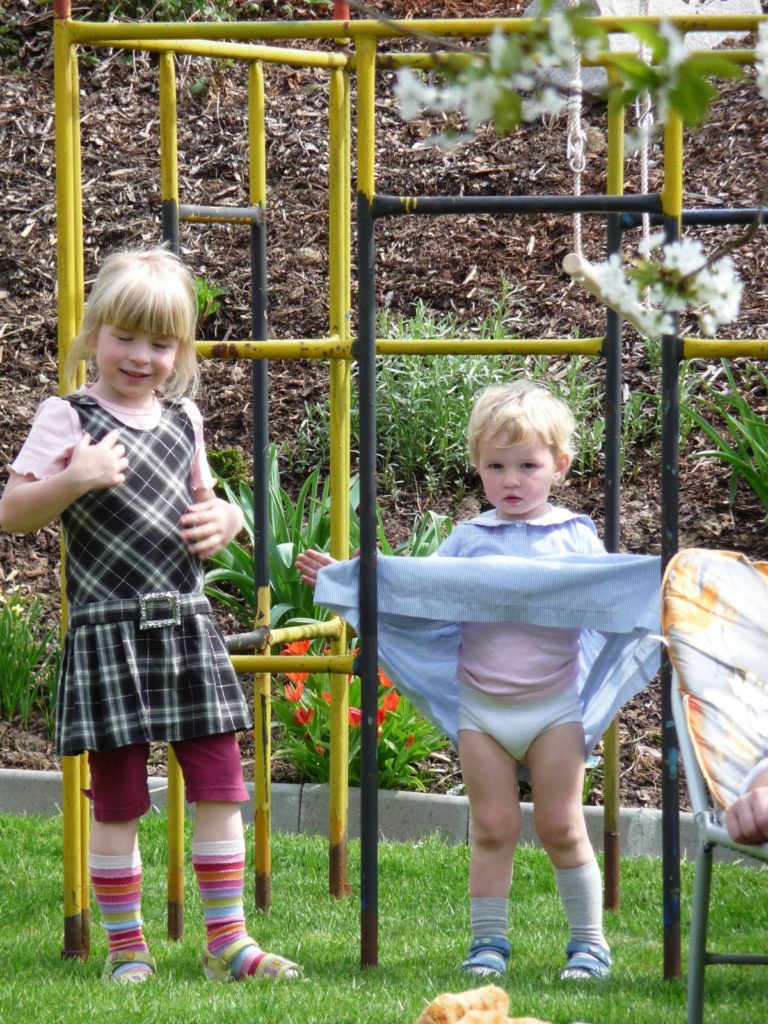 playground_play_children_girl_climb_dresses_blond_diapers-942821.jpg!d